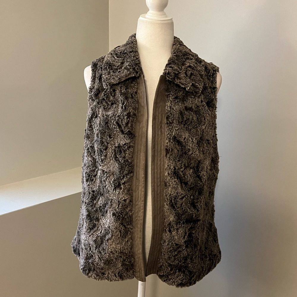EUC Chico’s Faux Fur Vest Size 1